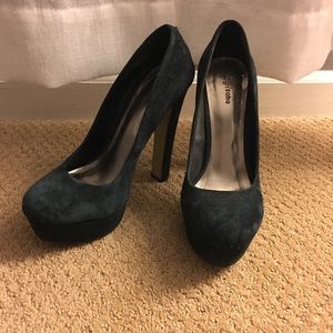 EUC Zigi Soho black suede platform pumps
